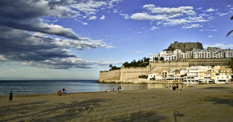 Playa de Peñíscola y al fondo el castillo del Papa Luna. Gabriel Villena Fernández (Flickr)
