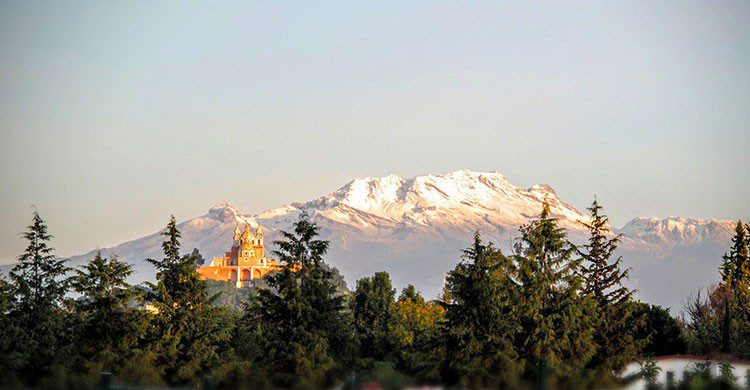 Vista del volcan iztaccihuatl