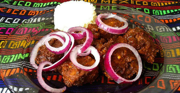 Cochito con cebollas