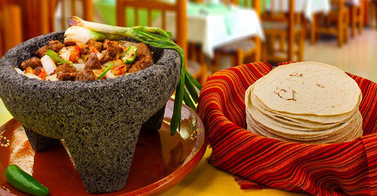 Platillo y tortillas de maíz. 