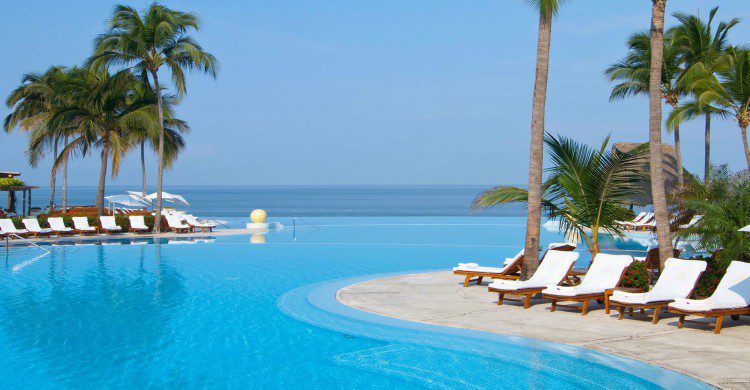 Mar azul con palmeras y arena en Nuevo Vallarta