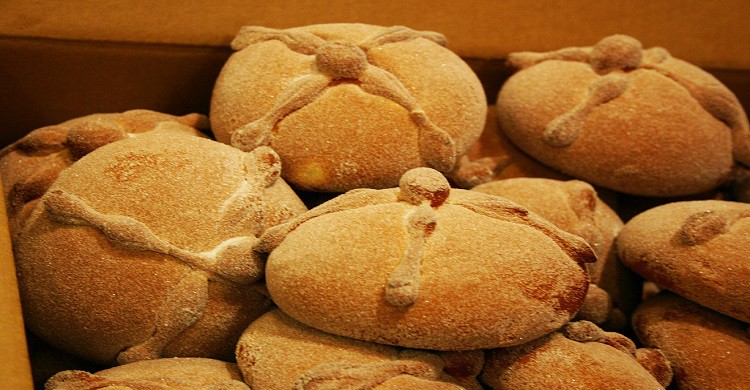 Pan de muerto azucarado y relleno