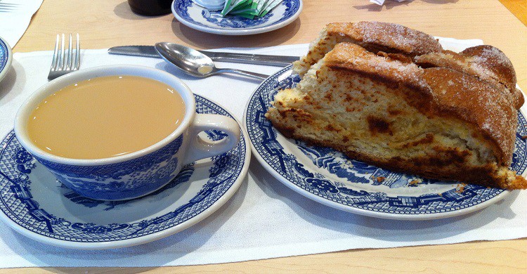 Pan de muerto lavanda con taza de café