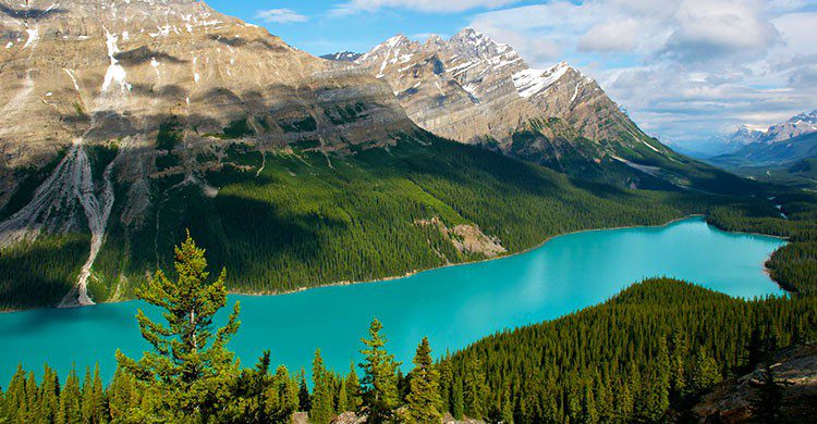 Lago de aguas cristalinas en Canadá.