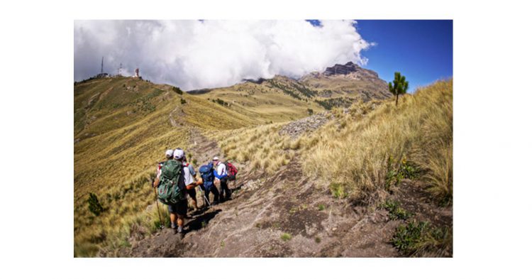 Caminar sobre hermosos escenarios.