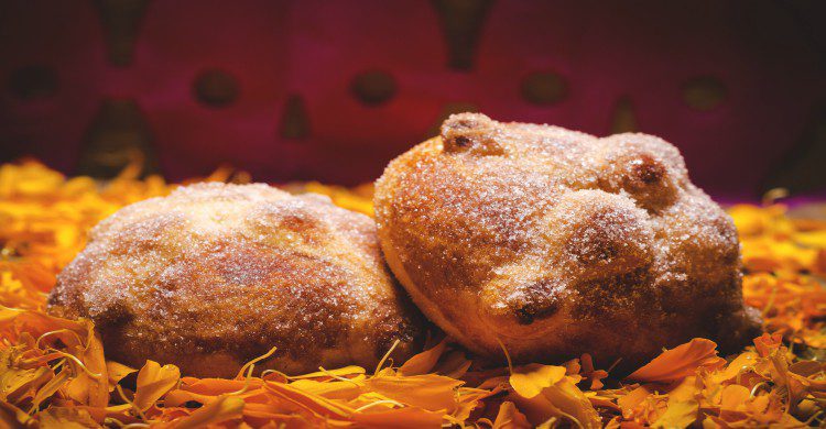 Pan de muerto con flor de cempasúchil 