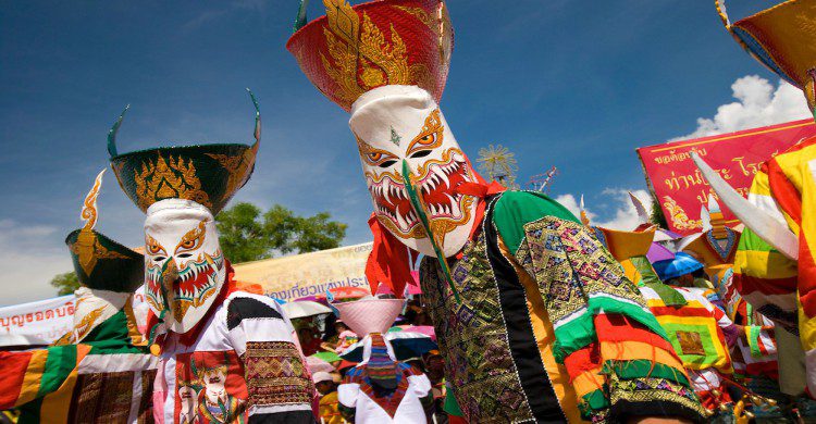 Phi Ta Khon Tailandia festival de máscaras