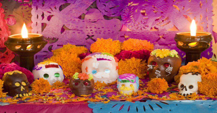 Calaveras de azúcar y chocolate en ofrenda