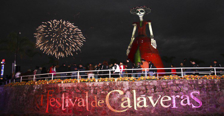 Calavera gigante en Festival de la Calavera con fuegos artificiales