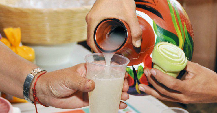 Sirviendo pulque en un vaso