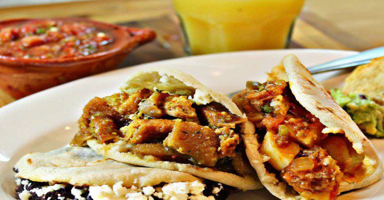 Gorditas de masa con chicharrón y frijoles