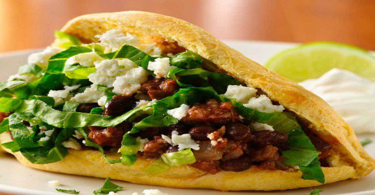 Gordita clásica de chicharrón con verdura y queso
