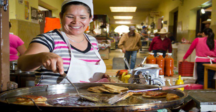 Señora preparando gorditas