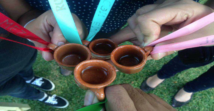 Jarros que dan en el tour del mezcal y el pozole en combi en Ixtapan de la Sal