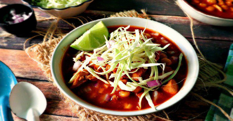 Pozole rojo mexicano con verdura y limón