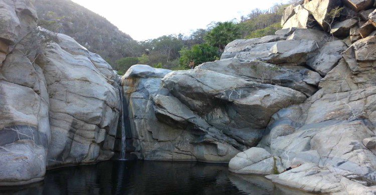 Cascada y piedras grises en el Cañón de la Zorra en Baja California Sur