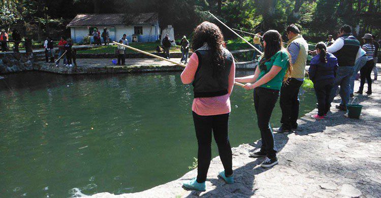 Viajeros pescando en la Marquesa.