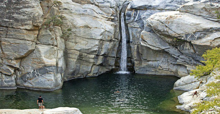 Cascada en vista panorámica en el Cañón de la Zorra