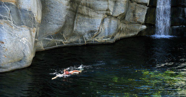 Hombre nadando en la laguna del Cañón de la Zorra