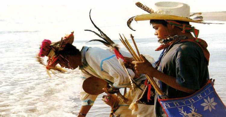 Huicholes en la playa de Punta Mita, Nayarit
