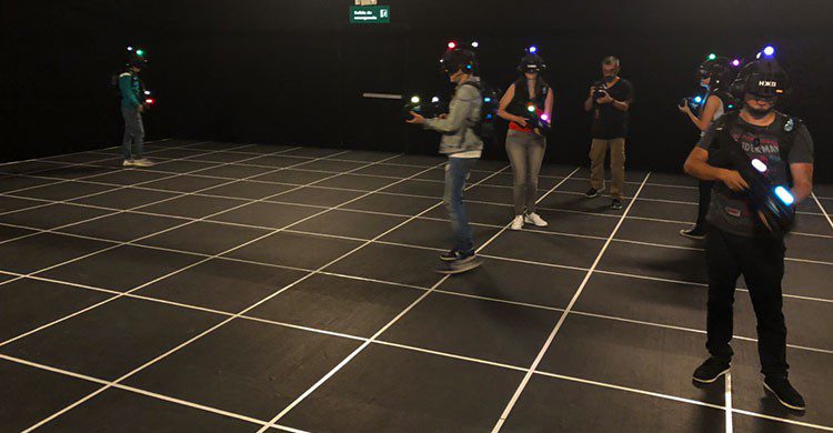 Personas jugando en la sala.