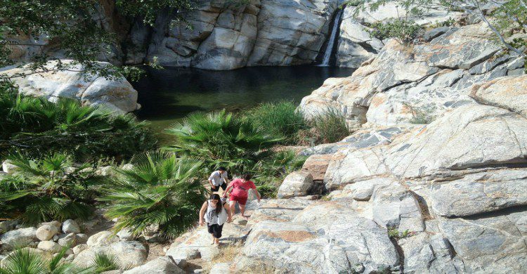 Turistas en la cima del Cañón de la Zorra