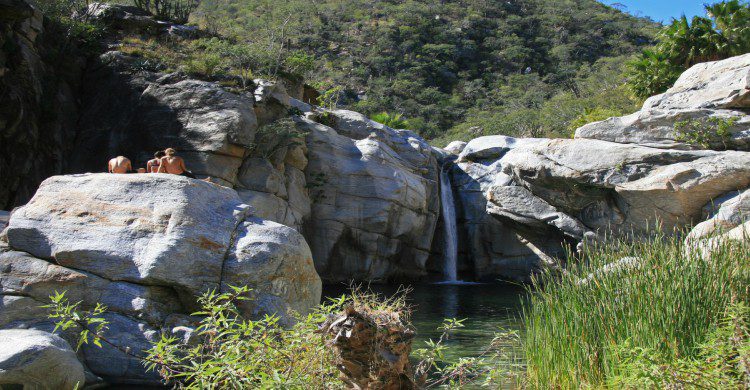 Tusristas contemplando la cascada del Cañón de la Zorra