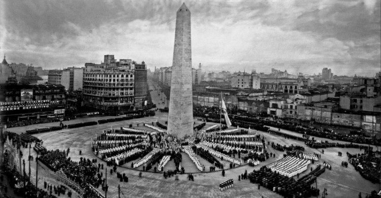 Obelisco de Buenos Aires en 1970 blanco y negro
