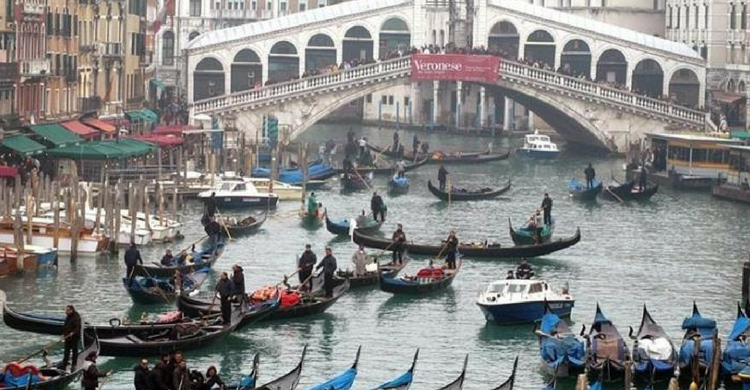 3.- Góndolas en Venecia