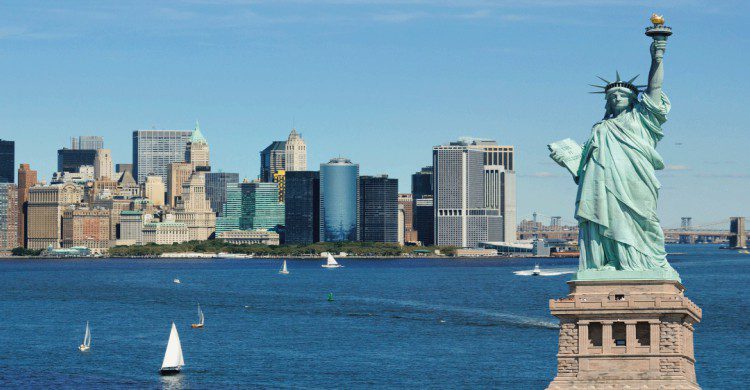 Estatua de la Libertad en Nueva York con la ciudad de fondo de día