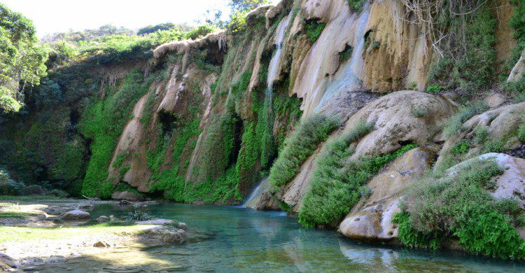 Las Granadas o Mil Cascadas de día con vegetación verde