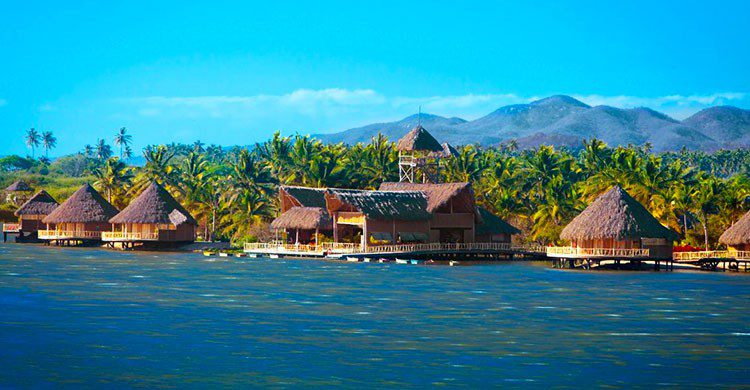Edificación en medio de la naturaleza.
