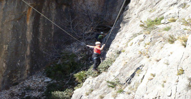 Mujer en vía ferrata