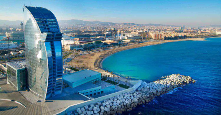 Barcelona España de día con mar de fondo