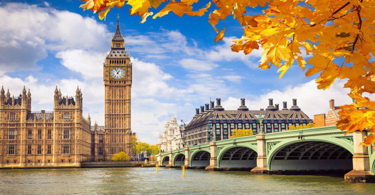 Big-Ben Inglaterra en otoño durante el día