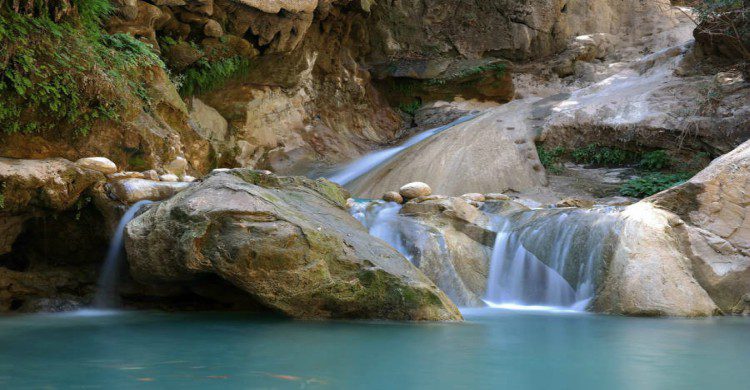 Aguas cristalinas en las cascadas de Las Granadas