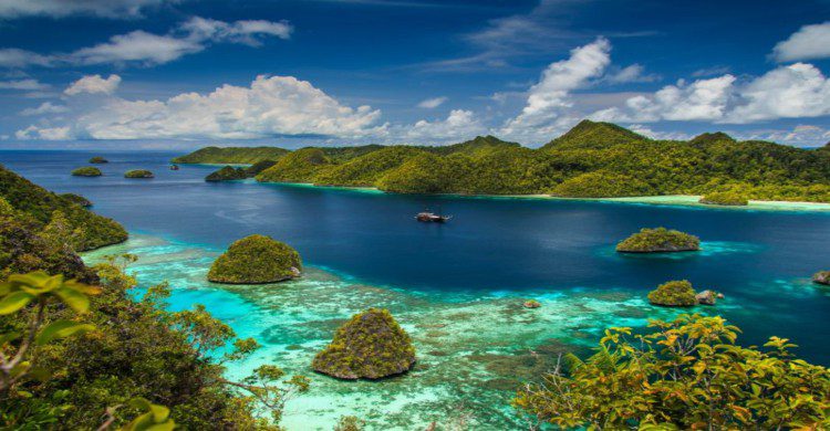 Vista panorámica de día de Raja Ampat, Indonesia
