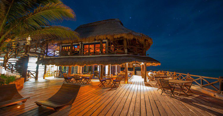 Restaurante El Sabor de las Nubes de noche con luces encendidas