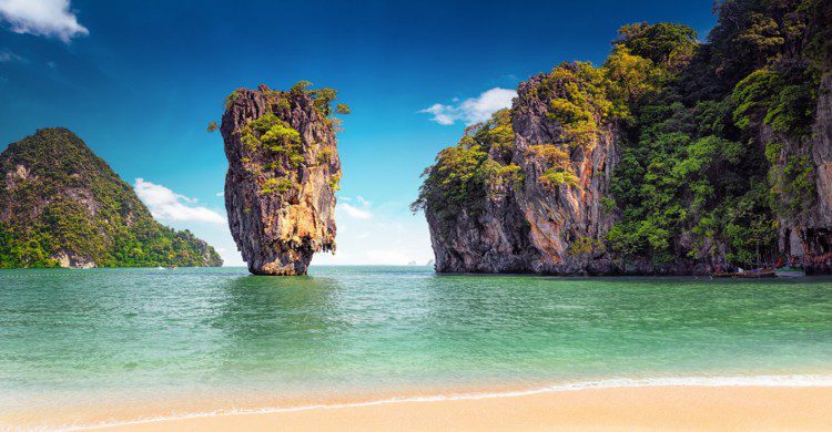 Phuket, Tailandia con mar turquesa y formaciones rocosas de día