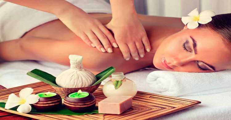 mujer morena recibiendo masaje en spa