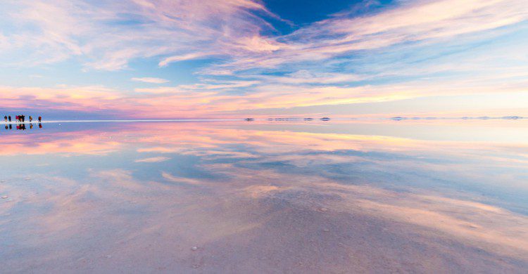 Salar de Uyuni, Bolivia efecto espejo con cielo nuboso y rojizo