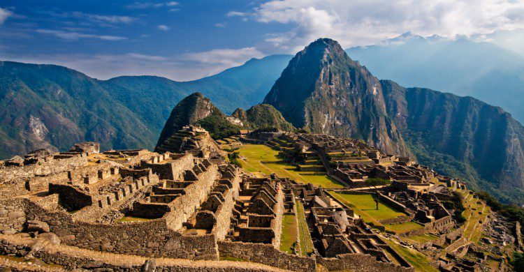 Machu Picchu, Perú de día y soleado con montañas y ruinas arqueológicas