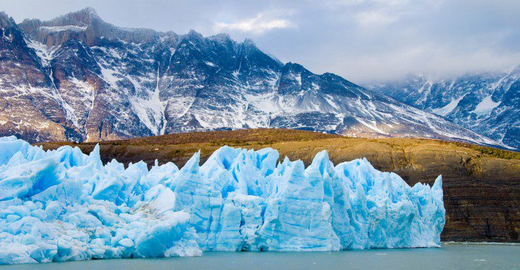Patagonia, Argentina y Chile con nieve en las montañas y hielo en lago