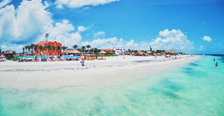 Playa Puerto Morelos con mar turquesa y cielo azul