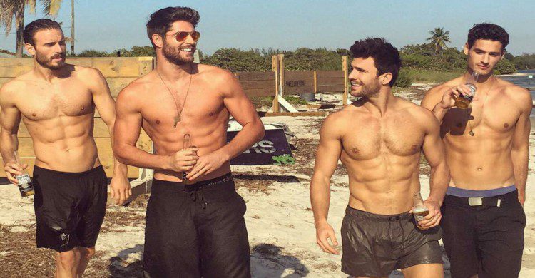 Hombres musculosos en la playa