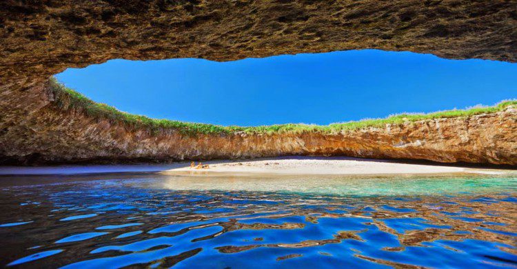 Interior de la cueva Punta Mita con agua azul y cielo despejado