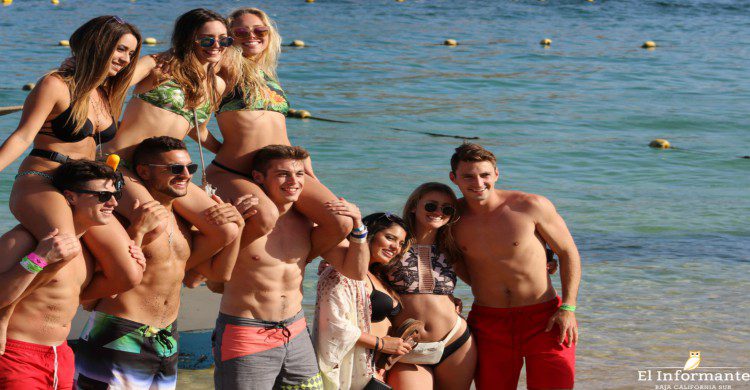 Hombres y mujeres turistas en Olas Altas, Sinaloa