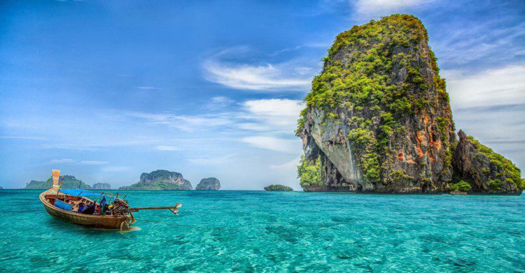 Barco en agua azul turquesa de Tailandia