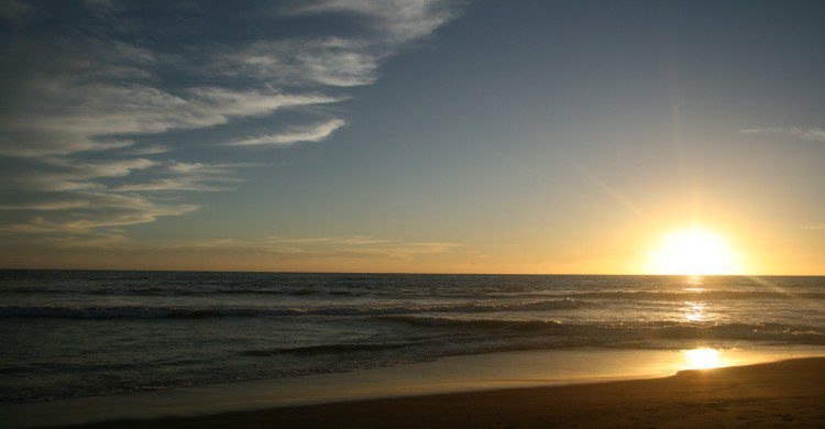 Playa de Tecomán al atardecer con la puerta de sol