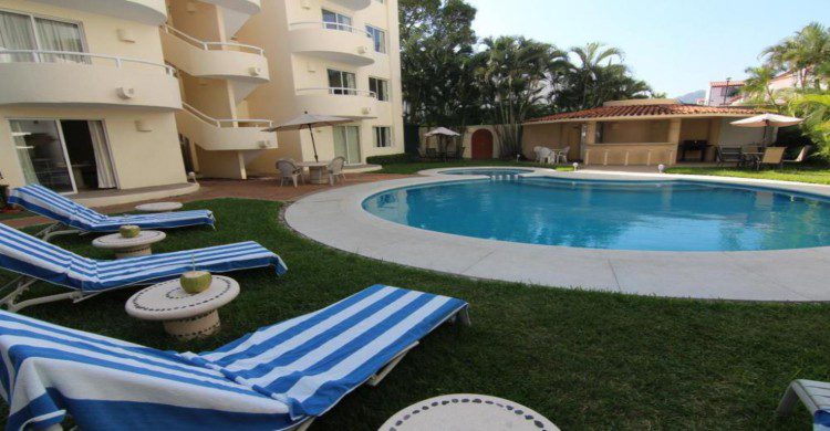 Villamar Princesa Suites con alberca al aire libre de día